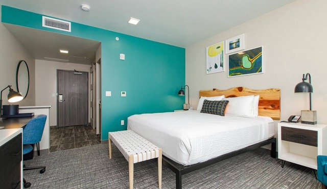 Relax in a Contemporary Room Close to Riverview Park & Paddling Adventures
