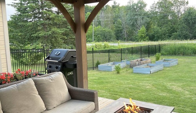 Relax in a cozy Bungalow w/fire pit, pool and an abundance of tr