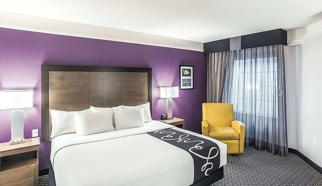 Relax in a Cozy Hotel Room w/Poolside Loungers & Hot Tub Access
