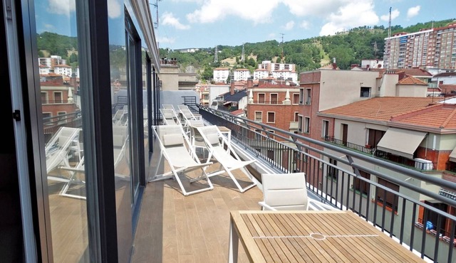 Relax in a Fully Equipped Suite Near Bilbao Attractions + Old Town