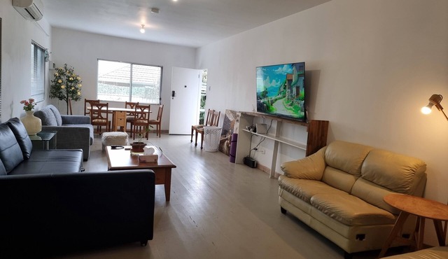 Relax in a Garden Retreat: Steps to Beaches,Shops,Stations and sdyney CBD.