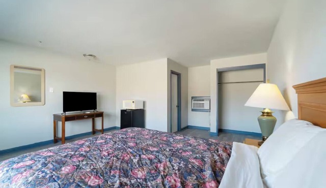 Relax in a Homey Room Near Local Attractions, Brazosport Museum Nearby - 2 Rooms