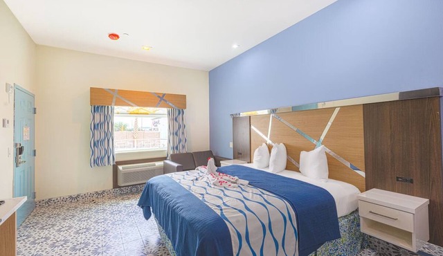 Relax in a King-Bed Room with Kitchen Near Waterwall Park & Constellation Field