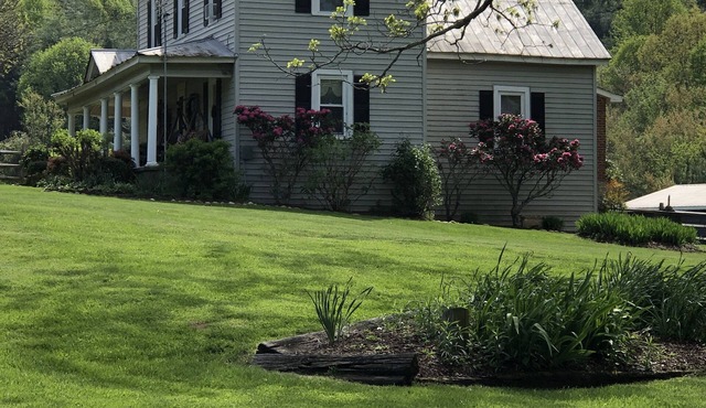 Relax in a Peaceful Country Home in the Blue Ridge Mountains. Enjoy Local Events