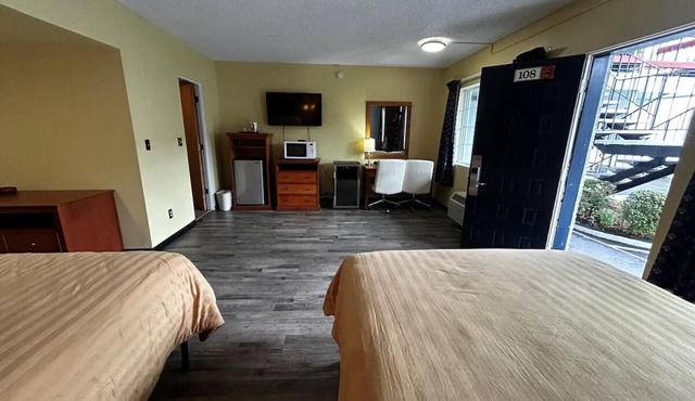 Relax in a Pet-Friendly Queen Bed Room Close to Riverside Park Trails