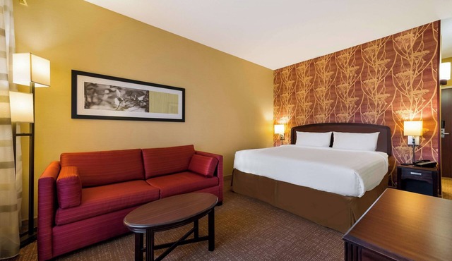 Relax in a Spacious Room with Swimming Pool, Perfect for Shoppers & Explorers