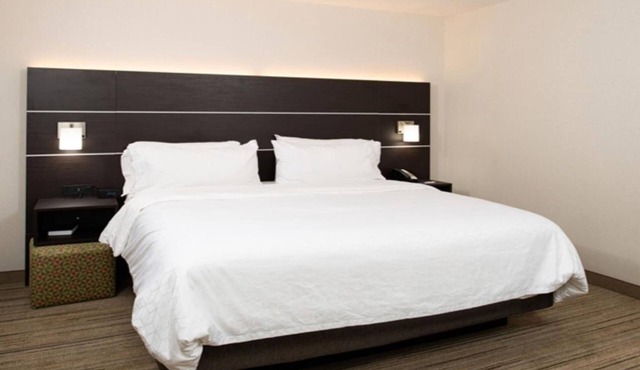 Relax in a Stylish Room Near Cincinnati Zoo & Botanical Garden – 12 Miles Away