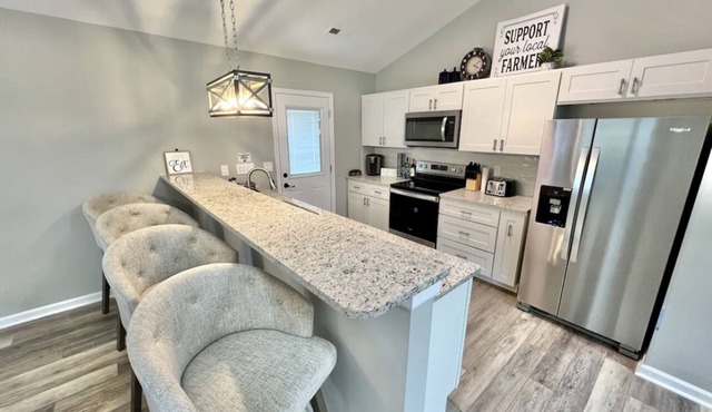 Relax in an inviting Boho Bungalow inspired home! Near DT GSO