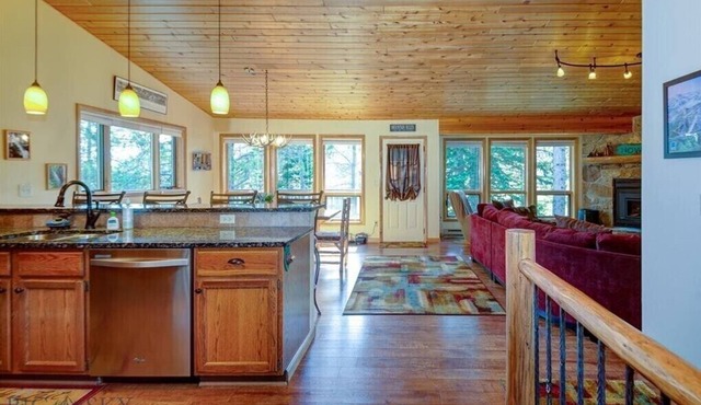 Relax in beautiful Big Sky located just minutes from skiing and Town Square!