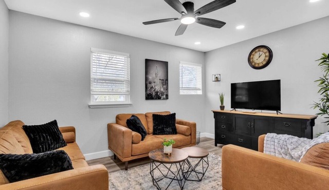 Relax in Central Austin Stylish 2BR Home with Fire Pit & Cozy Space