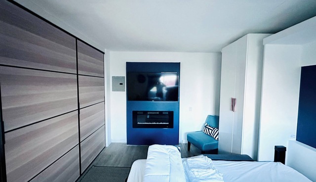 Relax in charming studio centrally located with Private patio with Hot tub