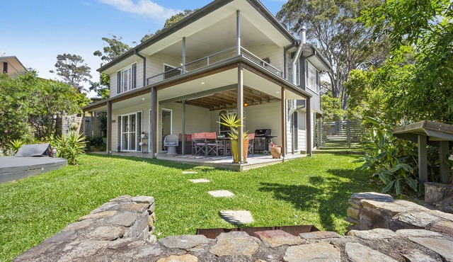 Relax in comfort and walk to Cookies Beach!