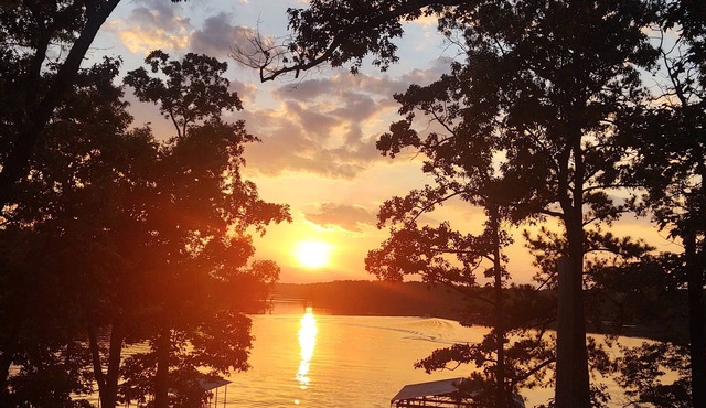 Relax in Comfort, Family Friendly, Lakefront Custom Home