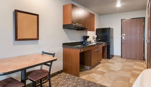 Relax in Comfort: Full Kitchen, Free Parking & Laundry Access