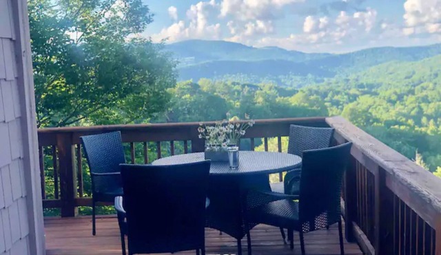 Relax in Cozy Sugar Mountain Chalet-Fireplace & Panoramic Deck Views