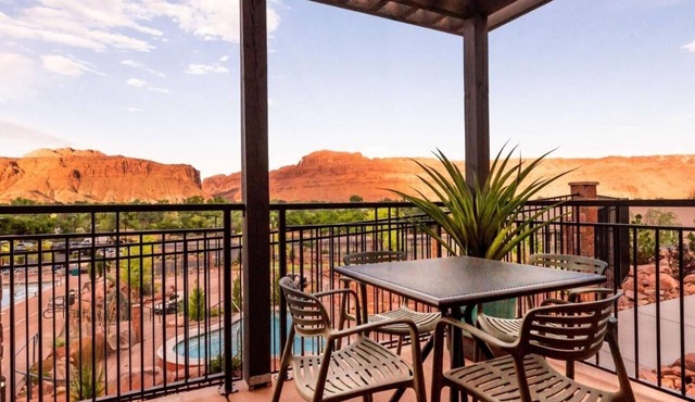 Relax in Elegance: Indulge in Luxe Stay, Pool, Hot Tub, and Delicious Breakfast!