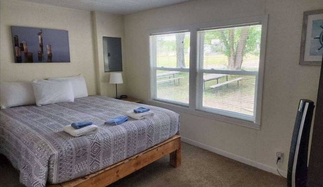 Relax in Guest House w/Full Kitchen, Living Area, and Fun Outdoor Activities