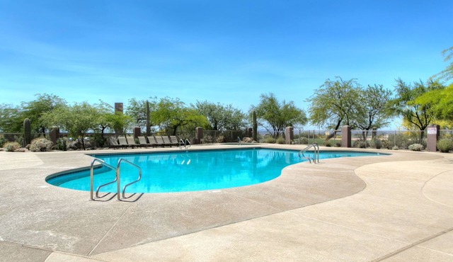 Relax in Harley Style! Sleeps 12! Heated community pool close! Beautiful area!