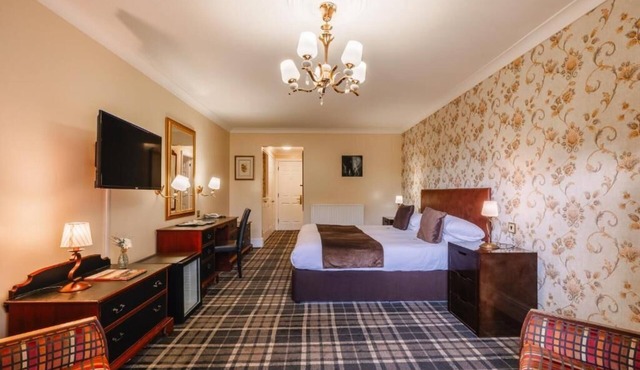 Relax in Historic Ipswich | Spa, Sauna & Pool in a Charming Escape