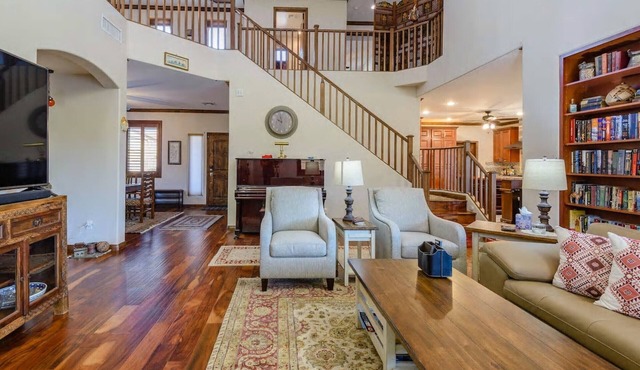 Relax in Home w/Htd. Pool+Hot Tub, Putting Green, Whirlpool Bath+Steam Shower