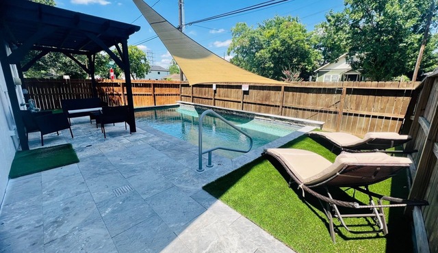 Relax in HTX POOL,15ppl, 4br, 4b. Located in the Heart of Houston