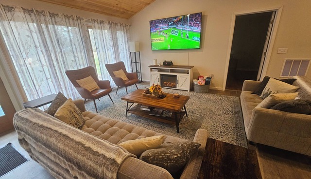 Relax in our large 4b/2b ranch w/hot tub,firepit, game room, sleeps 11, pets ok