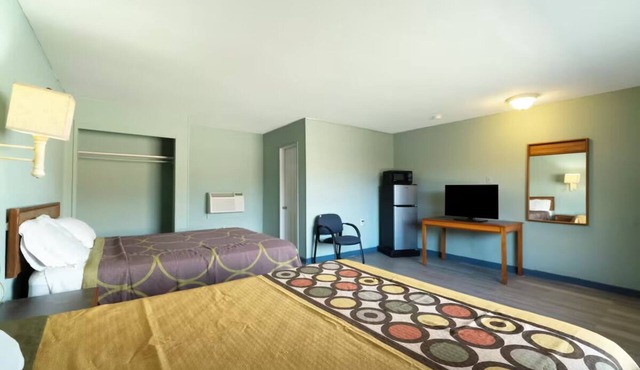 Relax in Peace - 2 Rooms Near Lake Bend – Just Over 1.6 Miles Away!