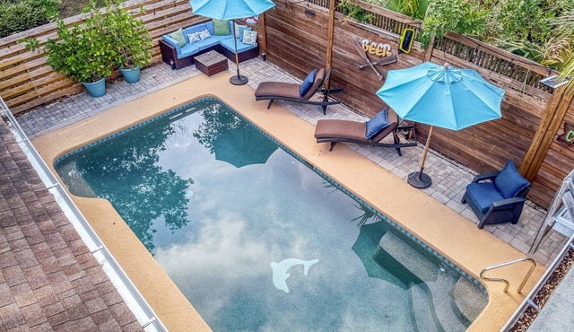 Relax in private Heated pool Family-Friendly comfort at Octopus Garden home!