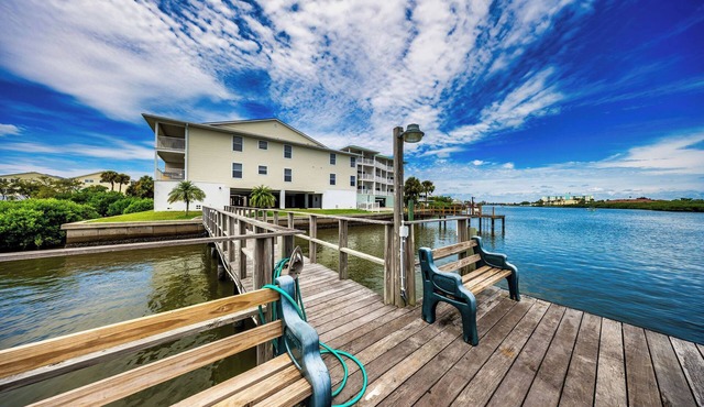Relax in Style: 2/2 Condo with Sparkling Waterview and Easy Beach Access