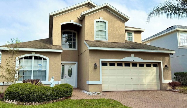 Relax in style! Close to parks - TVs every room - Modern kitchen - near golf.