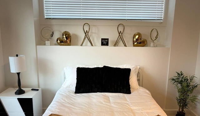 Relax in Style: Gated 2BR in Downtown w/Workspace