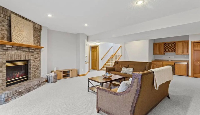 Relax in Style in Huge House with Comfort – Perfect Short-Term Stay