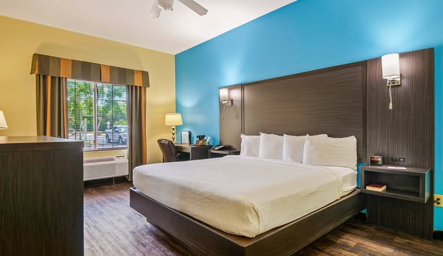Relax in Style: King Bed Non-Smoking Room at Wildwood Inn