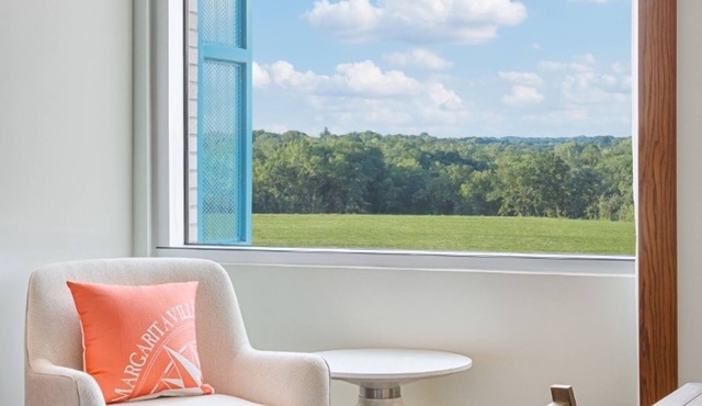 Relax in Style: Spacious Room w/Swimming Pool Near Kansas International Airport