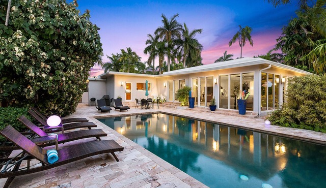 Relax in Style. Walk to Ft Lauderdale Beach & World Class shops at Las Olas Blvd