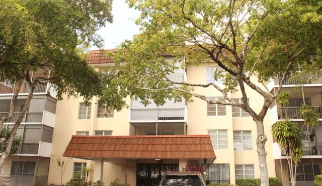 Relax in Stylish 2Bed/2Bath Fort Lauderdale Oasis with Amenities