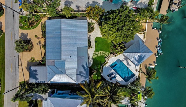 Relax in Sunset Cottage, bayfront 4BR pool home retreat in picturesque Islamorada.