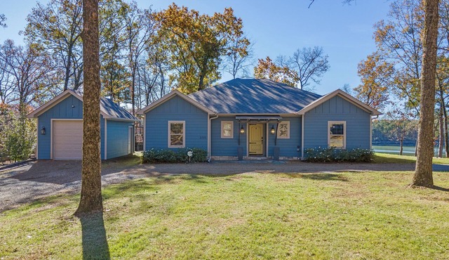 Relax in the Blue Cottage Retreat w/lakefront views & walk down access to water