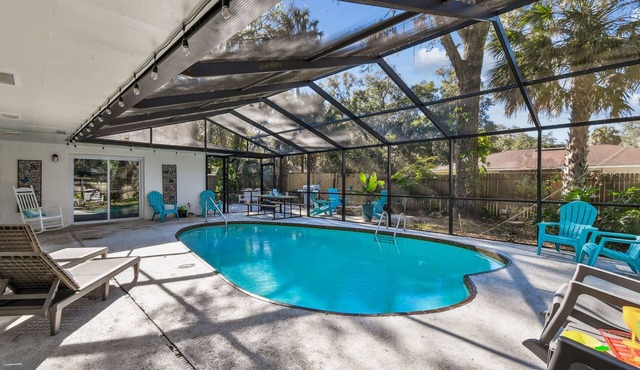 Relax in the covered "Heart" Pool & hot tub, local dining, min DT and Beaches