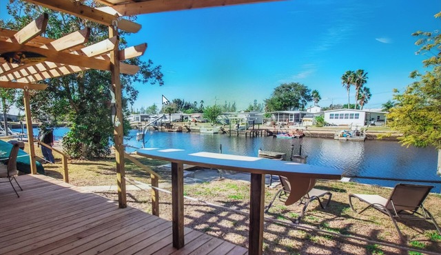 Relax in the Dolphin Retreat! Waterfront house with dock and kayaks.