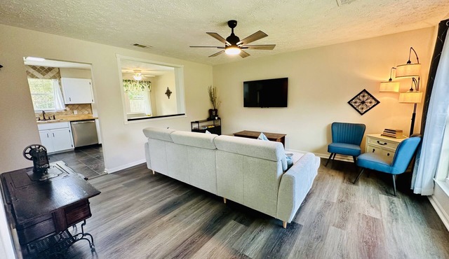 Relax In the Hill, close to I-95, Savannah, Ft Stewart and Hunter