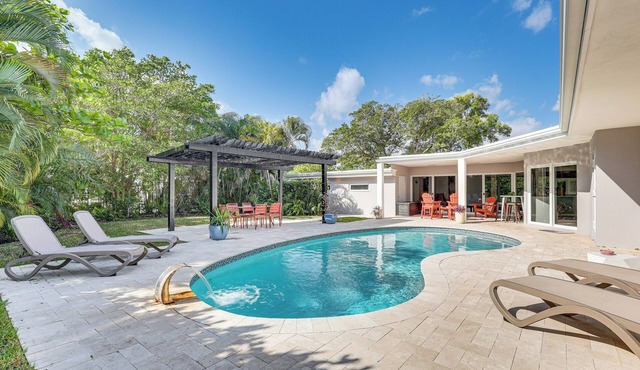 Relax in the Sun! Gem 1 Mi to Las Olas Beach