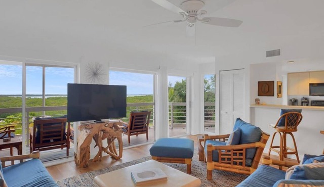 Relax in this 2-bedroom bayfront condo in the heart of Islamorada!