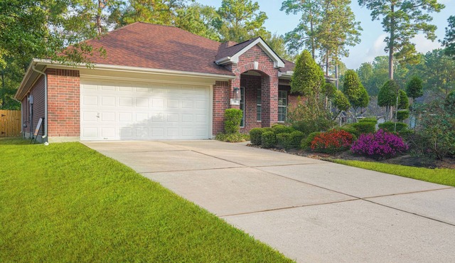 Relax in this amazing house in the Woodlands, village of Alden Bridge.