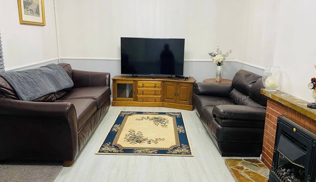 Relax in this Charming East Cowes House with Garden and BBQ