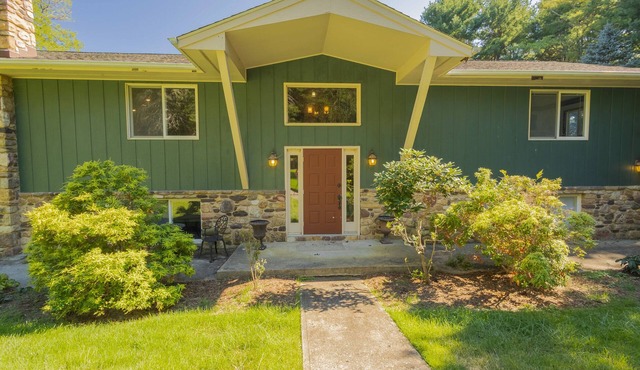 Relax in this serene, spacious home near Downtown Blacksburg, perfect for up to 10 guests year-round