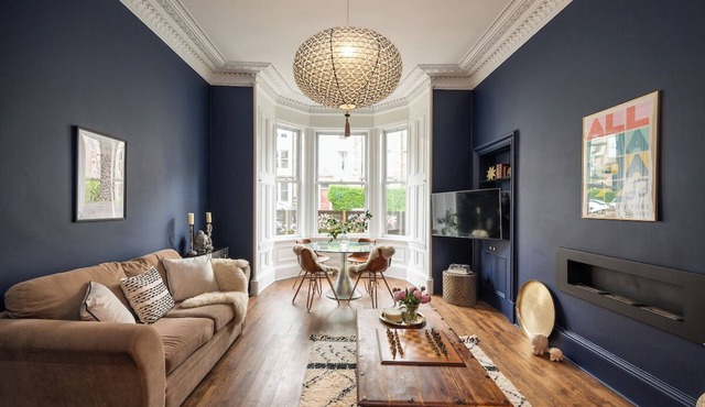 Relax in this stylish flat in the lovely Marchmont area, walk to city centre