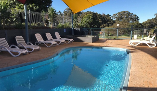 Relax in this stylish, beachy cabin in beautiful Metung. Small dog allowed.