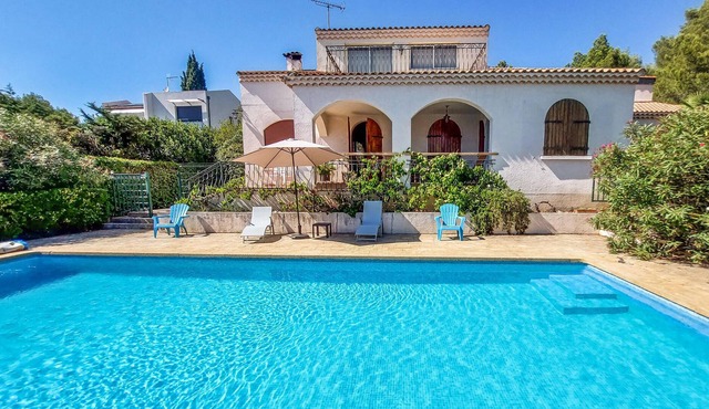 Relax in this vacation home surrounded by pine forests and a wonderful view of the Etang de Thau.