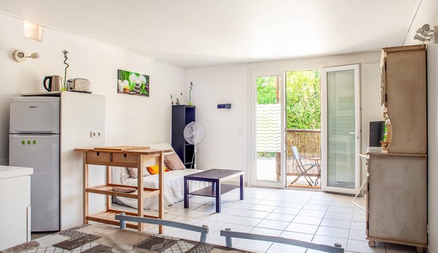 Relax in this vacation apartment in the quiet hill town of Allauch.
